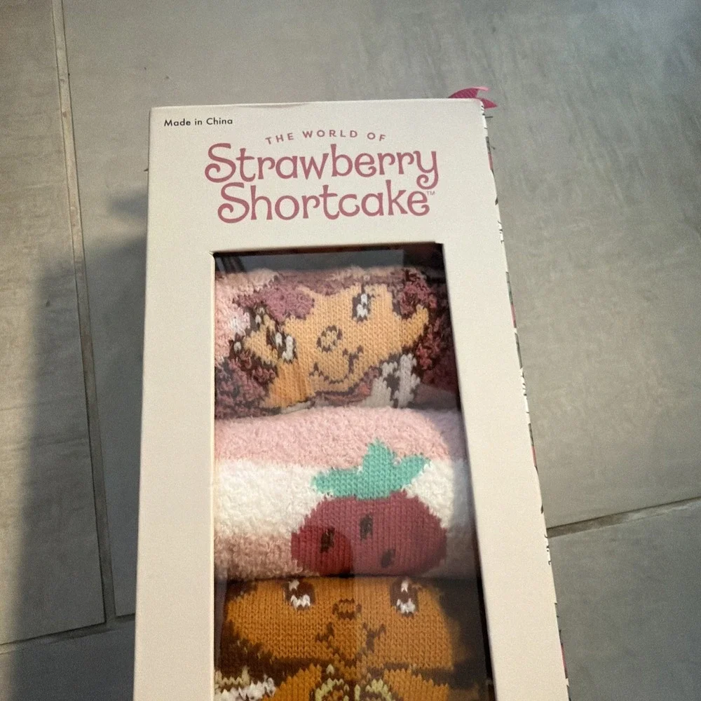 STRAWBERRY SHORTCAKE 7 PAIRS OF COZY CREW SOCKS SHOE SIZE 4-10